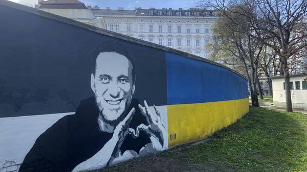In Vienna, 2 portraits of Alexei Navalny are painted near a monument to Soviet soldiers