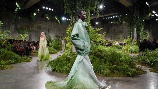 Gucci brings glitz and glamor to London's Tate Modern museum with star-studded fashion show