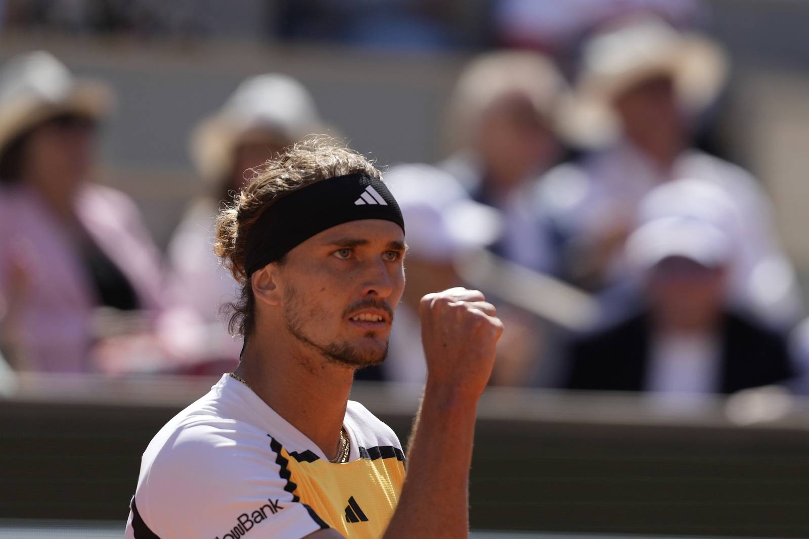 Zverev wins the second set against Alcaraz to draw level in French Open