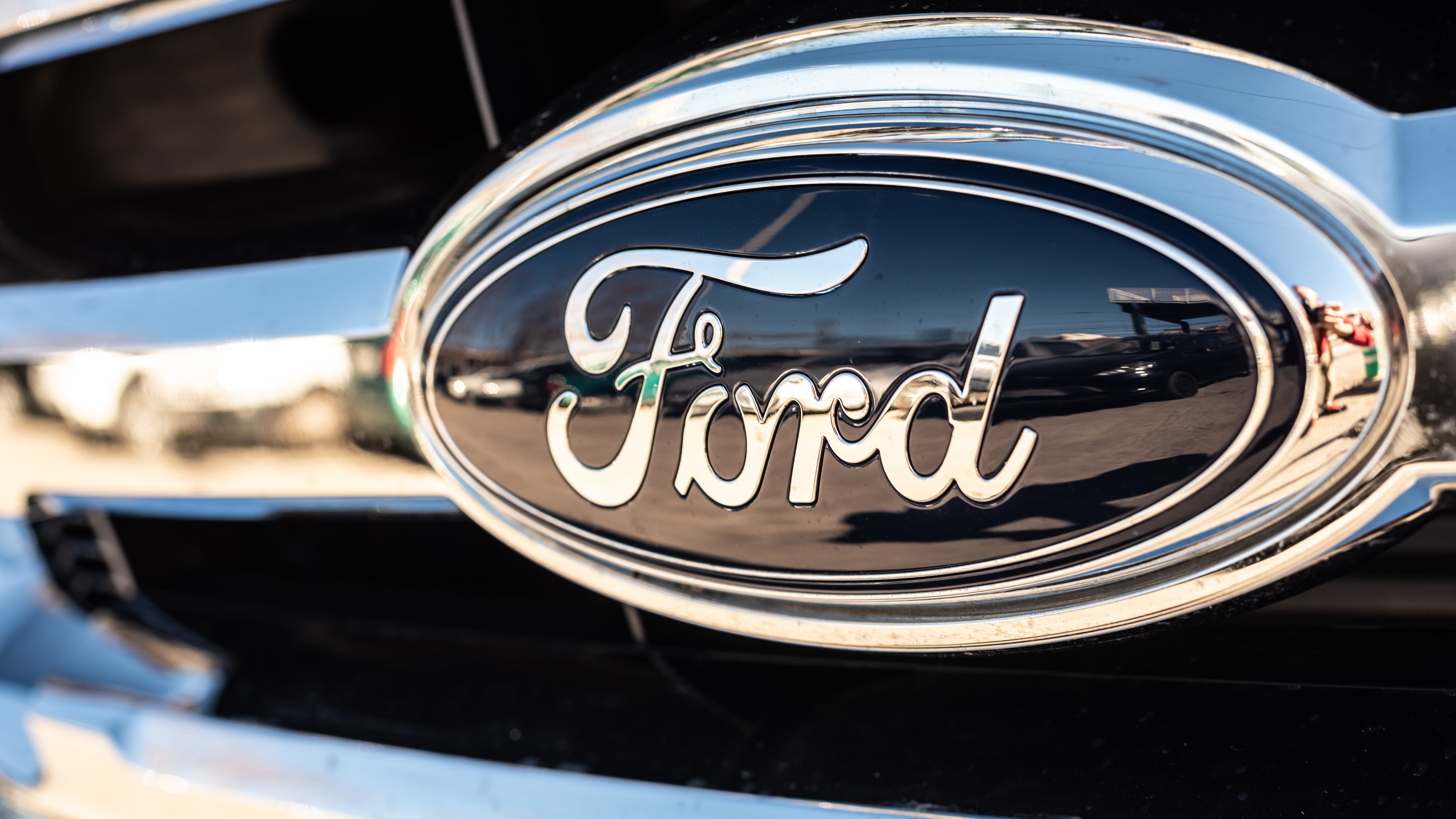 Logo of the car manufacturer Ford in a parked vehicle.