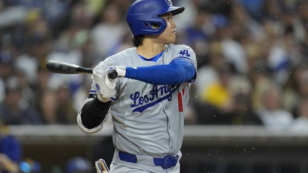 Shohei Ohtani leaves late in Dodgers' win over Padres with back tightness